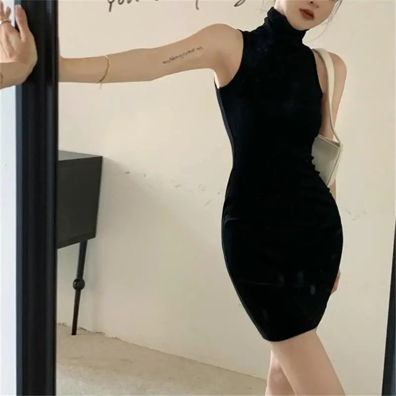 Summer Chic High Neck Bodycon Dress with Pleated Oversleeves and Wrapped Hip Design